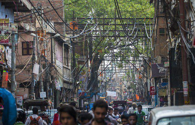 印度电工艺高人胆大, 不做防护徒手“接电线”, 网友: 替他们揪心