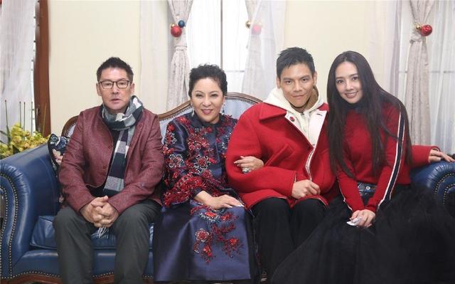 向佐仅仅订婚就霸占百度风云榜,其父龙五更是