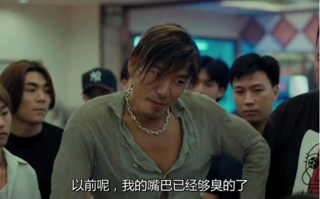 56岁的乌鸦哥近照,越来越面善,带小20岁女朋友捧场郑伊健演唱会