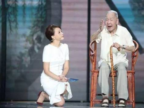 被赞是中华最美 这些明星下跪却被网友们骂惨