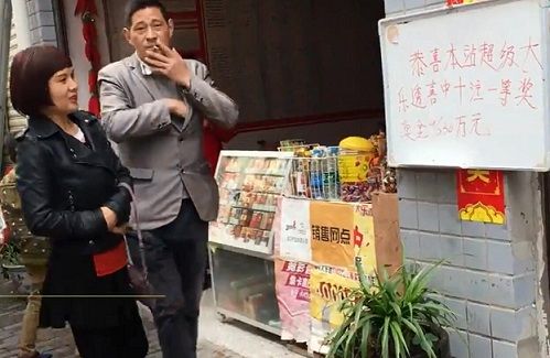 路人纷纷驻足围观 路人纷纷驻足围观