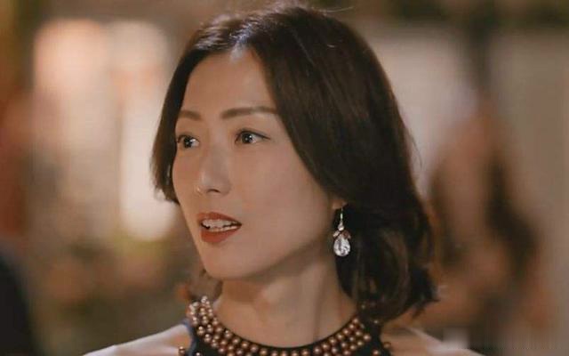 47岁郑秀文晒健身照,完美身材肌肉线条明显,难怪看不出真实年龄