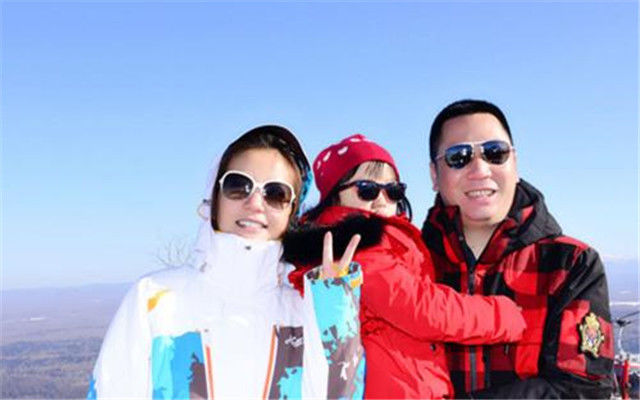 赵薇深夜买醉情绪低落,疑因离婚风波困扰。全