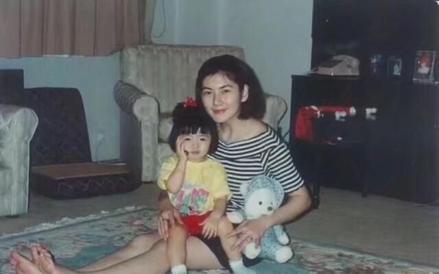郑恺出席程晓玥母亲葬礼，程妈妈年轻时是一位惊艳了时光的美人