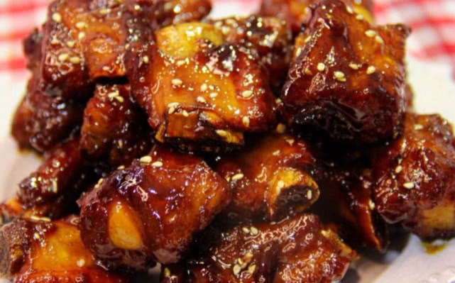 买“排骨”别光挑肉多的了,看准三个地方,好吃排骨一挑一个准!