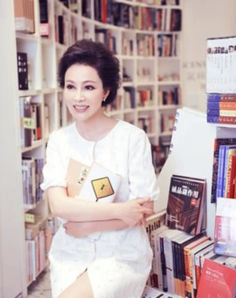 她与尤小刚因戏生情，成为御用女演员，今63岁却整成这样