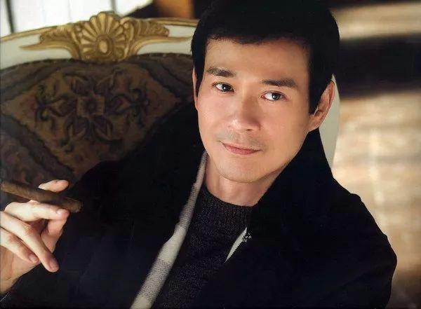 70岁郑少秋机场被拍,走路带风,帅一辈子的不老男神