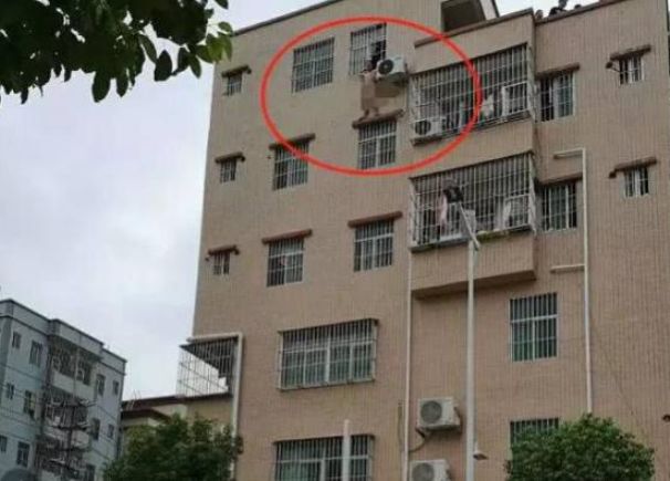 深圳男子全身赤裸六楼跳下，站在窗檐上晒了四个多小时，辛苦了！|全身|充 …