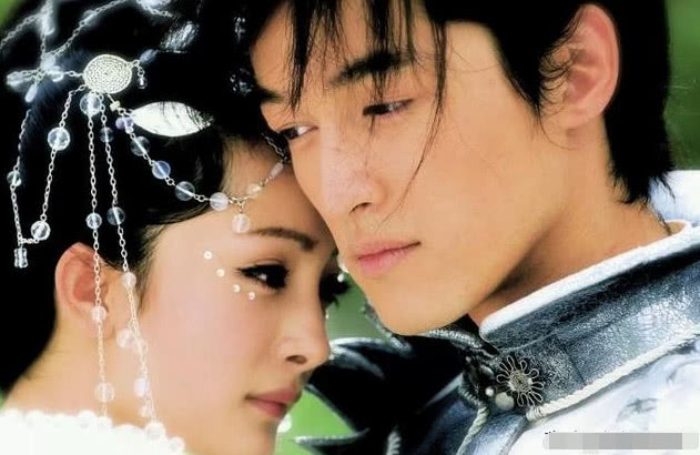 杨幂胡歌时隔多年再度同框,杨幂泪目,两人还能