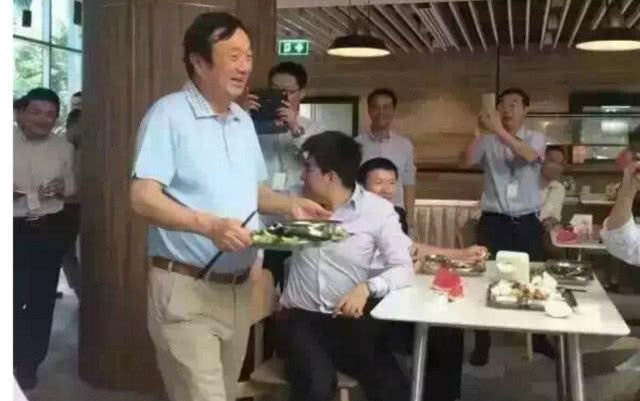 沙特华为员工餐VS中国华为员工餐，差别天上地下，网友：没法比