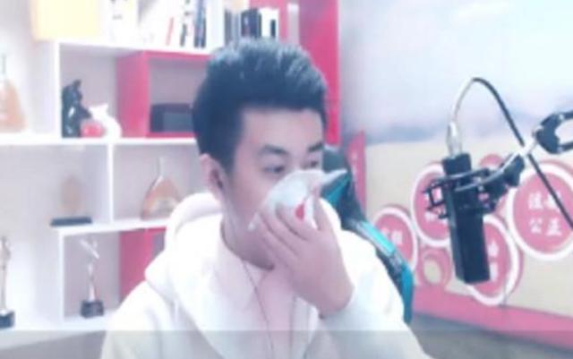 面对虎牙第一美腿，大表哥的反应太真实，网友：流鼻血过分了！