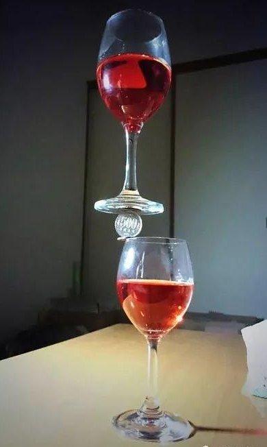 这些照片似乎验证地球上没有重力?物理老师有