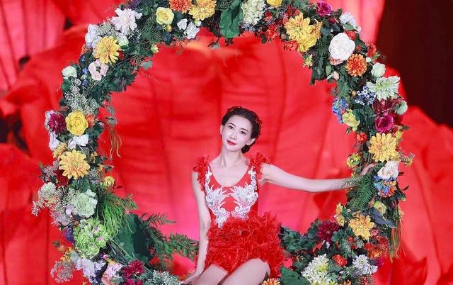 林志玲变花仙子上演水上芭蕾，44岁身材羡煞旁人，成春晚最难表演
