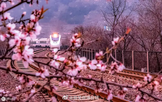 居庸關(guān)長城山腳下一輛開往春天的列車