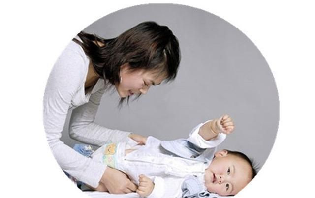 给宝宝换尿不湿时，最忌讳这3件事，尤其是第二件很多宝妈都在做