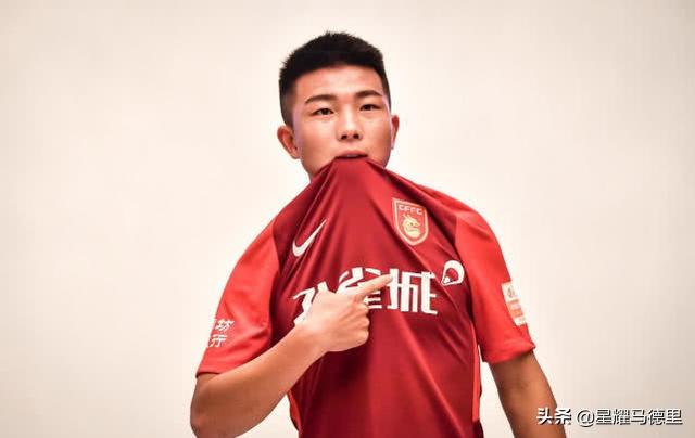 历史性时刻!01后球员首度亮相中超,跳级进国奥