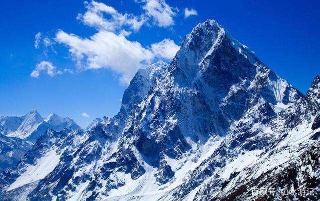 喜马拉雅山一处冰川融化，露出神秘湖泊，湖中东西让人不安