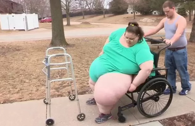 世界上最胖的女孩:每天暴饮暴食就为长胖,1450斤打破吉尼斯记录