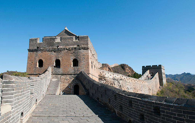 男子不顾危险攀爬长城烽火台及垛口,引网友直