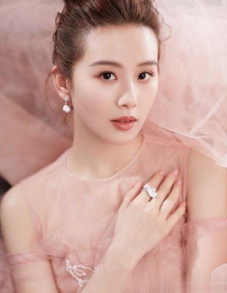 刘诗诗挺孕肚与吴奇隆逛庙会,为腹中胎儿求平