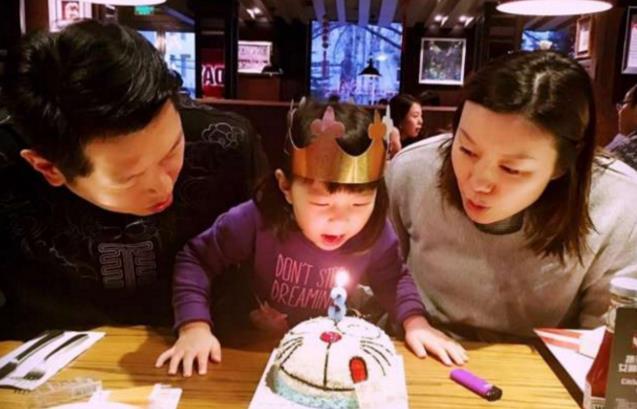 他因爱妻离世一夜白头，感动亚洲蝶后倒追，如今儿女双全