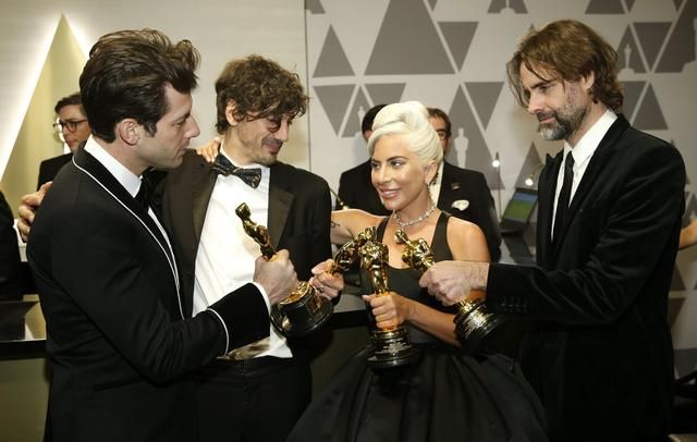 Lady Gaga夺奥斯卡最佳电影歌曲奖 首获小金人