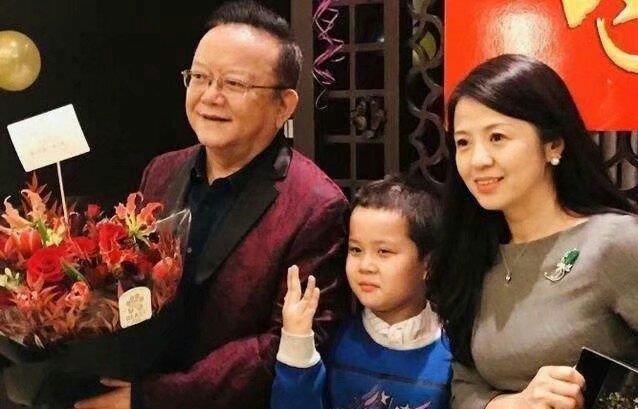 69岁王刚曝49岁老婆与9岁儿子近照