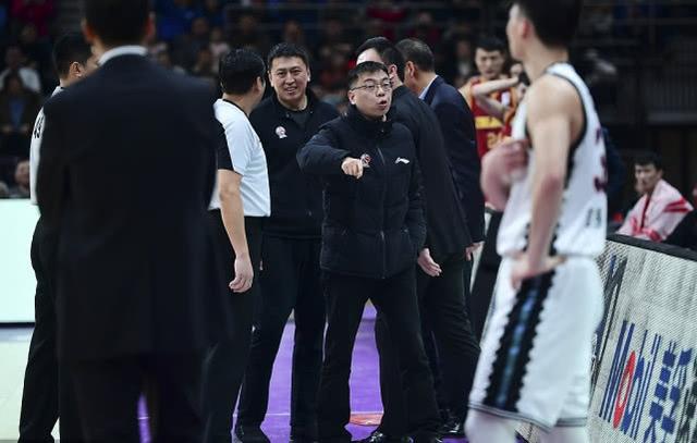 北京时间1月8日,cba联赛官方宣布了对浙江男篮总经理方俊的处罚决定