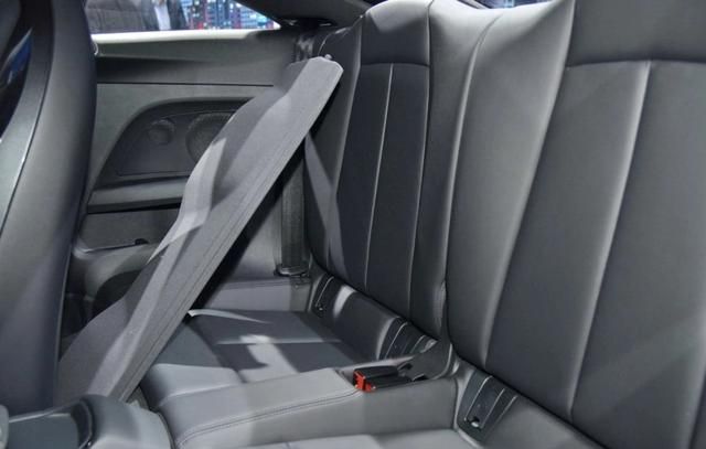 奥迪TTRS:这辆车造型新颖,很适合年轻人驾驶