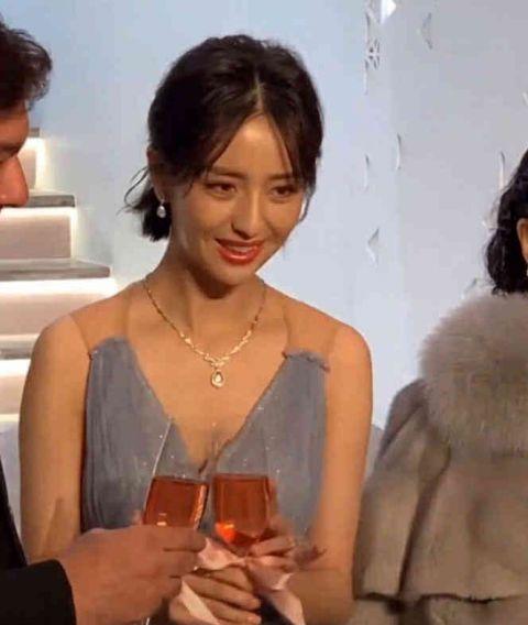 佟丽娅穿仙女裙十分漂亮,可脸色蜡黄,灯光效果?