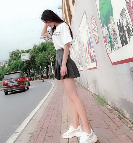 街拍:性感小姐姐搭配超短裙, 上衣很性感, 日思夜想