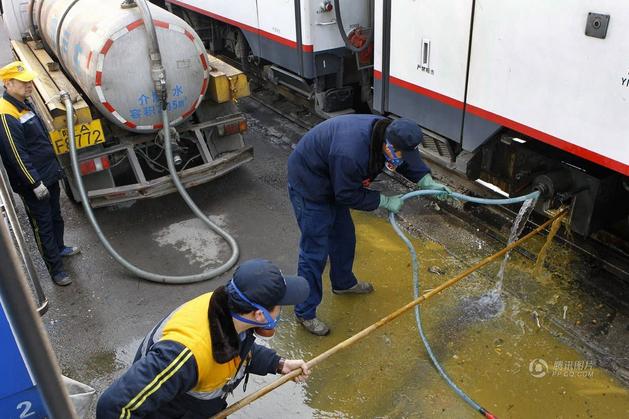 火车上厕所,排泄物最后都掉在铁轨上了吗?看完长见识