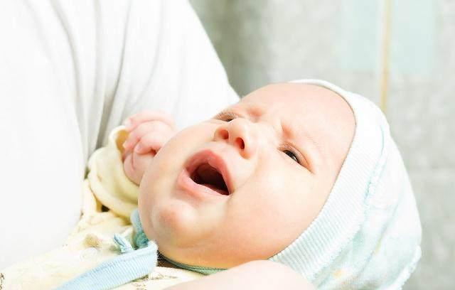 公交车上婴儿哭闹大人不管,乘客不耐烦的一句