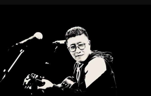 他因一首《两只蝴蝶》而火爆全国，如今举办演唱会，却无人回应