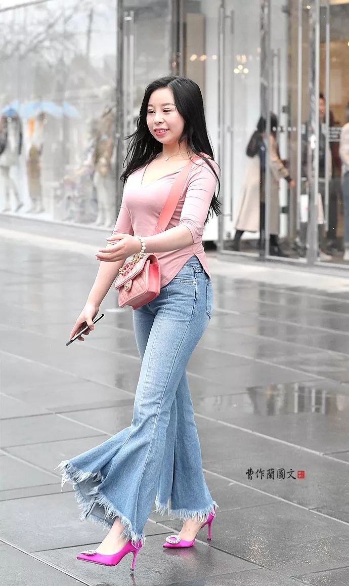 街拍:这个裤装,让美女身高腿长有曲线