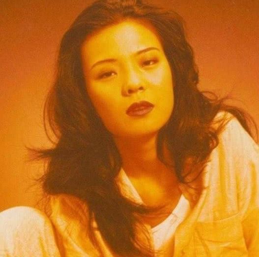 她是《说唱脸谱》原唱，因一巴掌断送前途，年仅28岁跳楼自杀