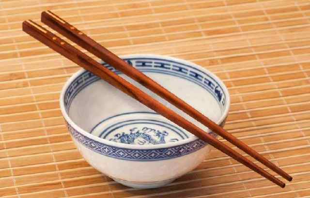 外国人一直纠结用筷子吃饭无法喝汤,中国人:我