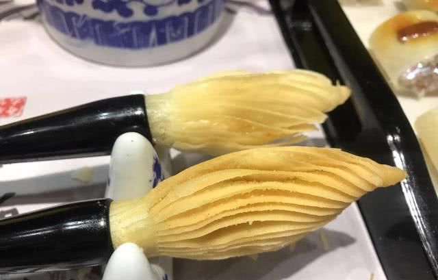 西安网红美食“毛笔酥”，38元一支谁吃过?吃过的人:傻子才买