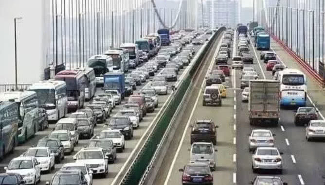 中国堵车最严重的大桥:一次最长能堵上一天一夜!