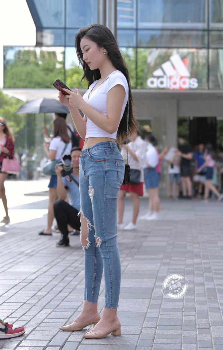 街拍: 性感森女小清新, 小姐姐一条破洞牛仔裤全搞定