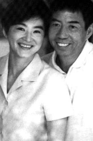 72岁秦汉近照，单身36年了，还是很帅气