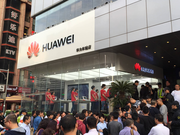 苹果销量暴跌怪中国人变穷?三星哭了:库克不知