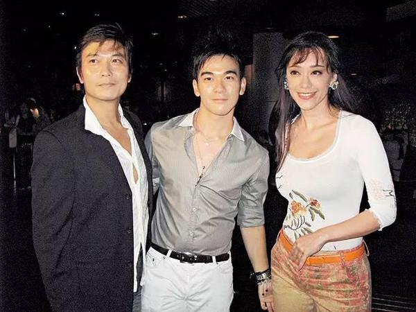 55岁钱小豪一家近照，两任妻子都很漂亮，小儿子的颜值却一言难尽