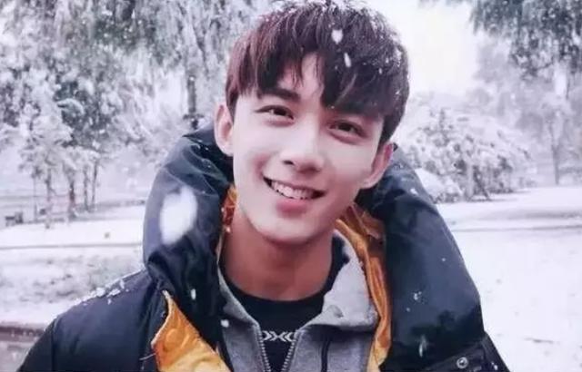 吴磊与亲姐同行看电影,姐姐肤白貌美凭颜值出道都绰绰