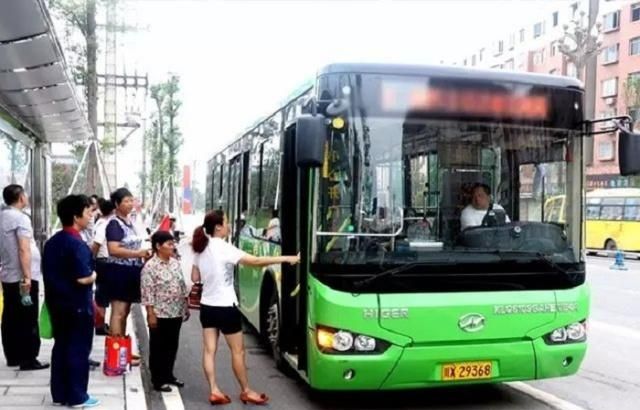 乘坐公交车刷卡不过一两块,公交公司赚不赚钱?让内行人告诉你