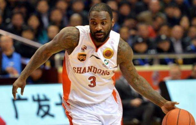 山东男篮创纪录输领头羊,比赛打成惨案,主帅气