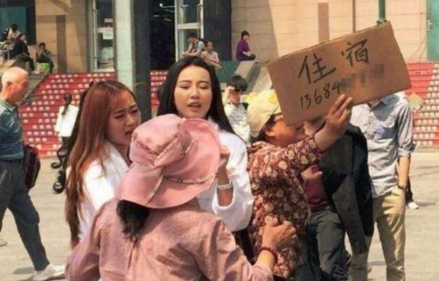 揭秘火车站"拉客大妈"背后的旅馆,30元就可睡一晚,却不会亏本
