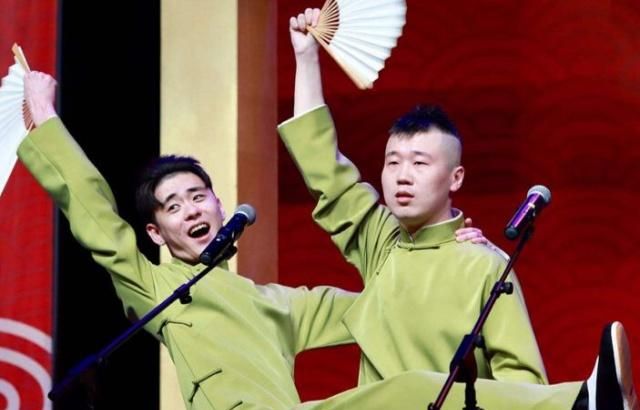 张云雷脱下大褂穿花衬衫,温润时尚!杨九郎棒球服配军靴