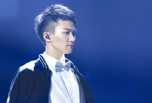 声音与性别不符的歌手,周深上榜,而她连外表都