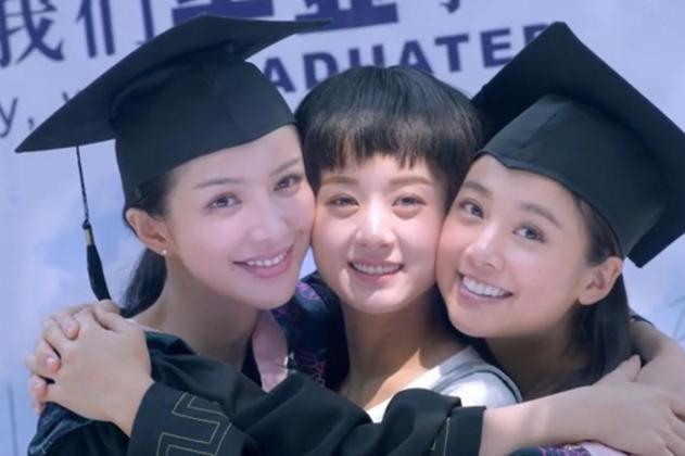 赵丽颖回农村参加同学聚会，一个小细节看出她的人品